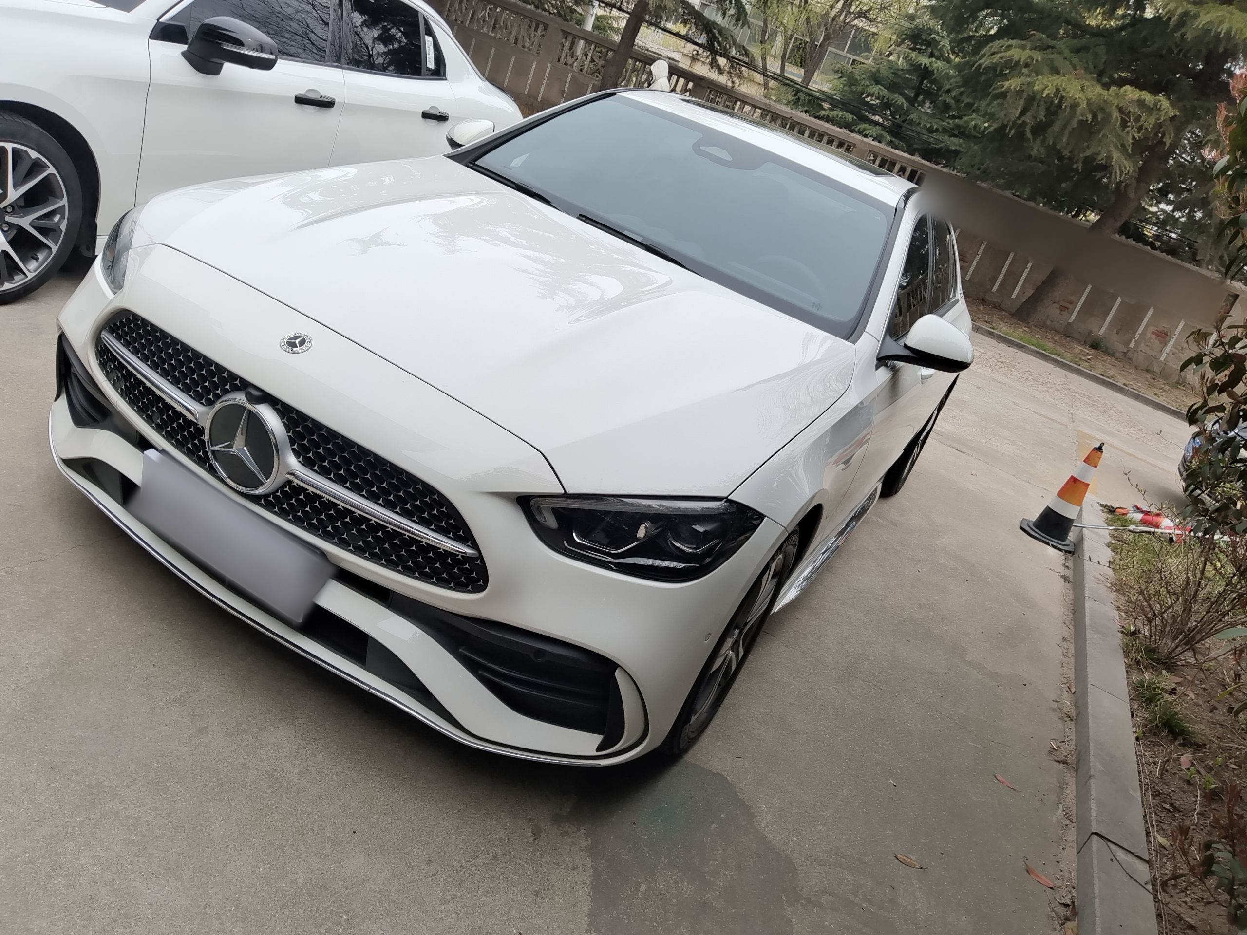 Под передней частью автомобиля