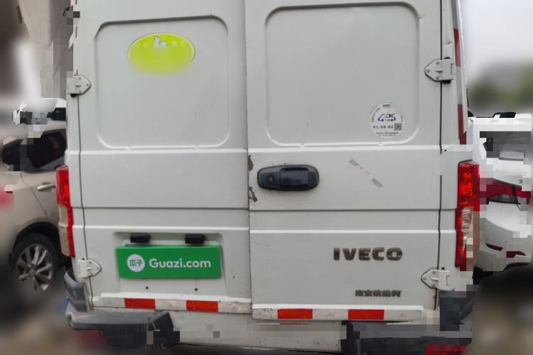 Used Iveco Daily 2017 2.8T V35 Cargo Van Mid-Roof 3/6 Seats 43S5
