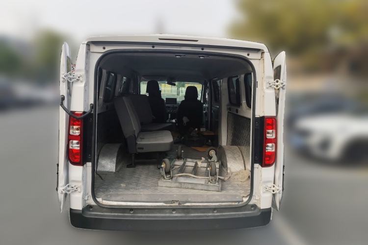 Used Wuling Yangguang 2024 300km Comfort-Grade Passenger Van 60kW
