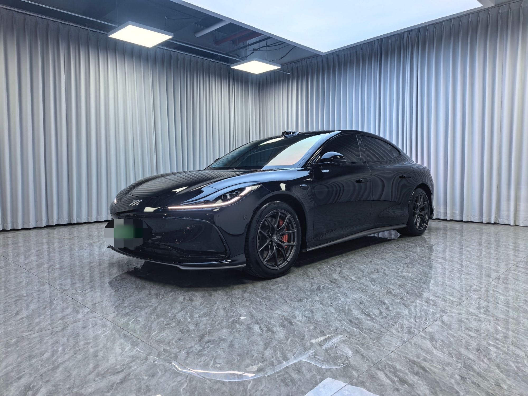 Под передней частью автомобиля