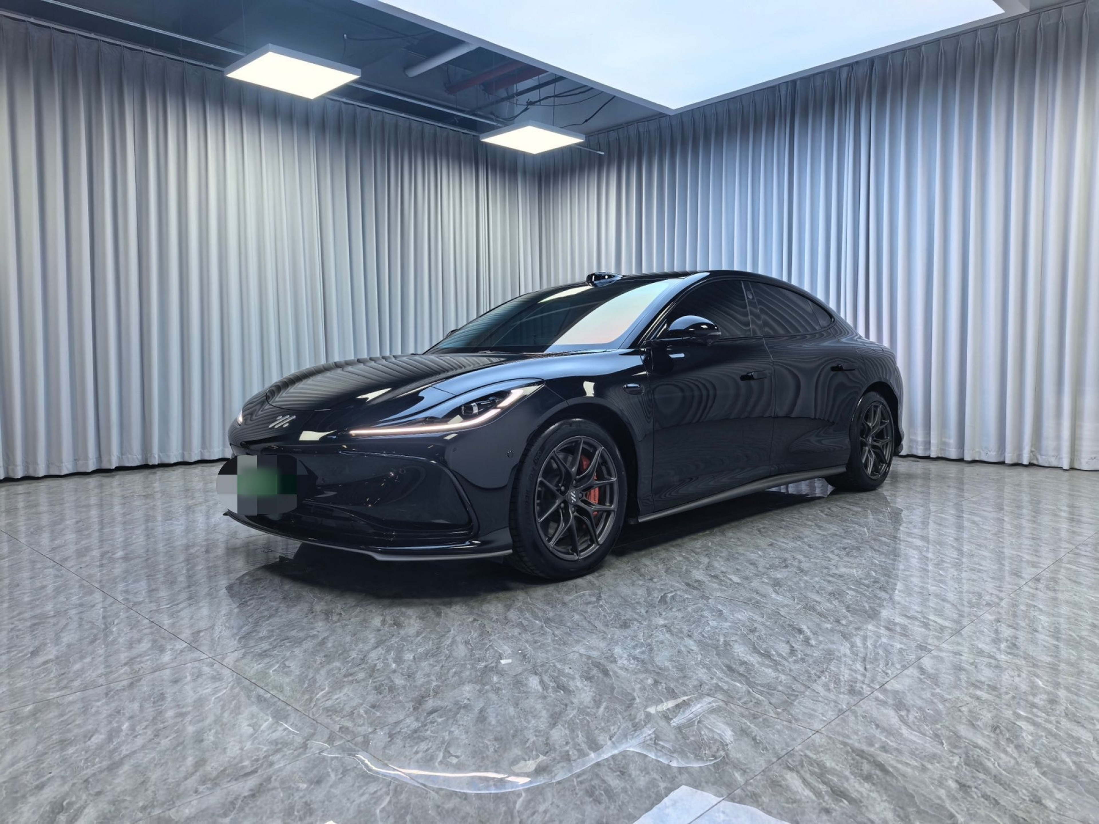 تحت مقدمة السيارة