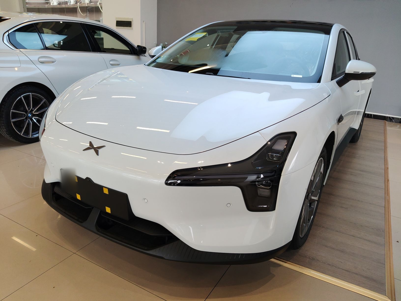 تحت مقدمة السيارة