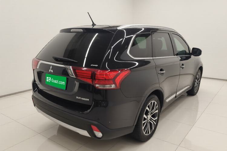 Used Mitsubishi Outlander 2016 2.4L 4x4 Luxury Edition 7-Seater
