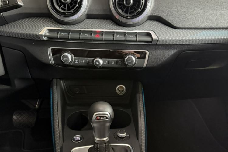 Used Audi Q2L 2022 35 TFSI Fashionable and Elegant Model Gear Lever