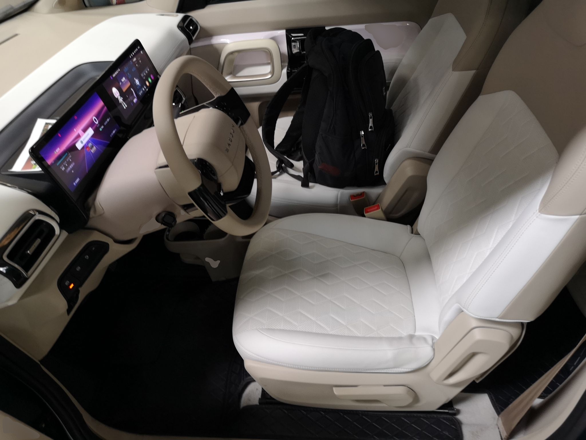 المقاعد الأمامية داخل السيارة