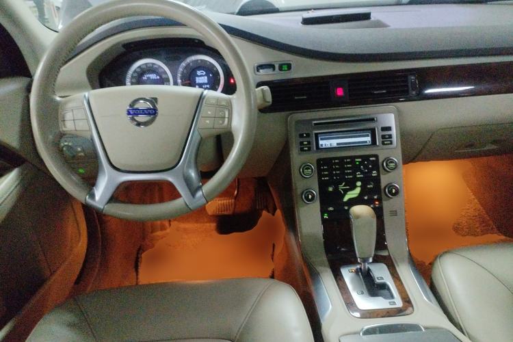 Used Volvo S80L 2010 2.5T ZhiZun Edition Center Console