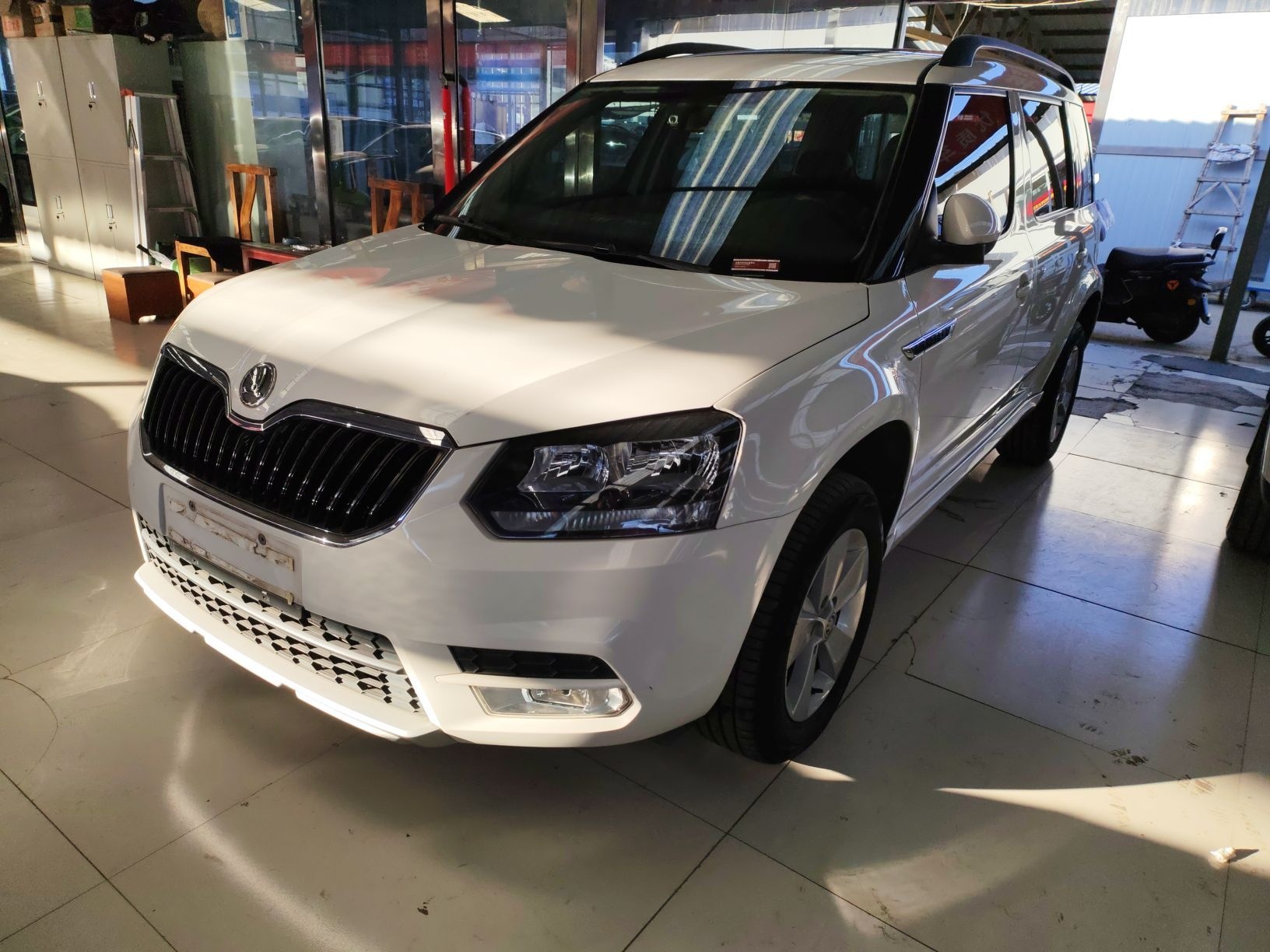 Под передней частью автомобиля