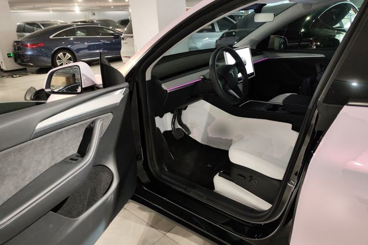 Used Tesla Model Y 2023 Long-Range All-Wheel-Drive Version
