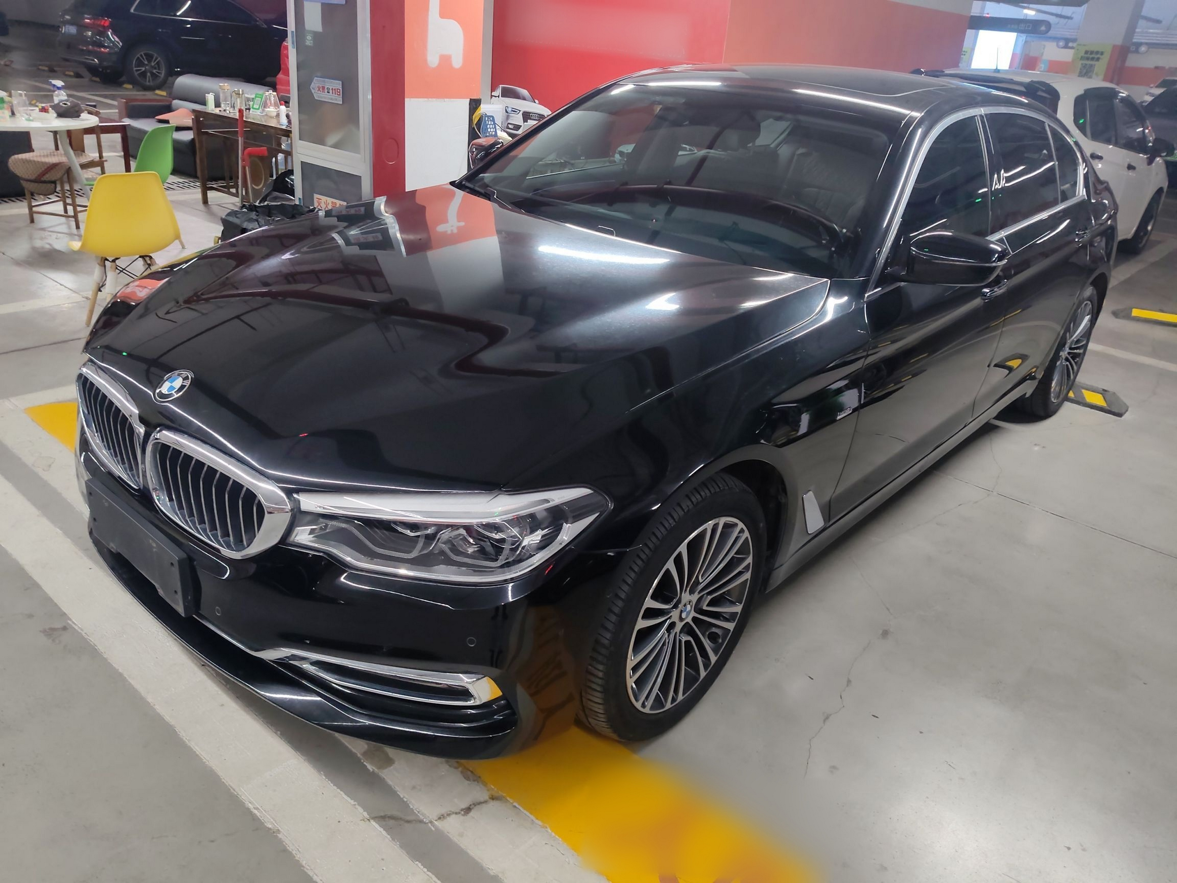 تحت مقدمة السيارة