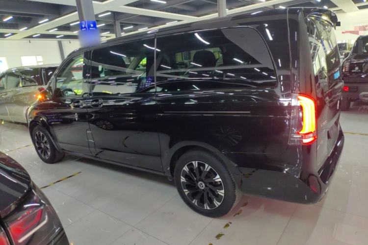 Used Mercedes-Benz V-Class 2024 V 300 Pilot Edition