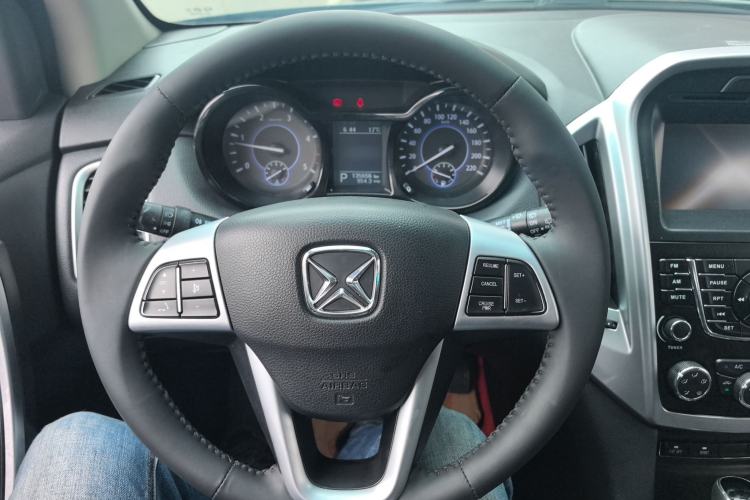 Used JMC Yusheng S350 2014 2.4T Automatic 2WD Diesel Luxury Version with Sunroof 5 Seats