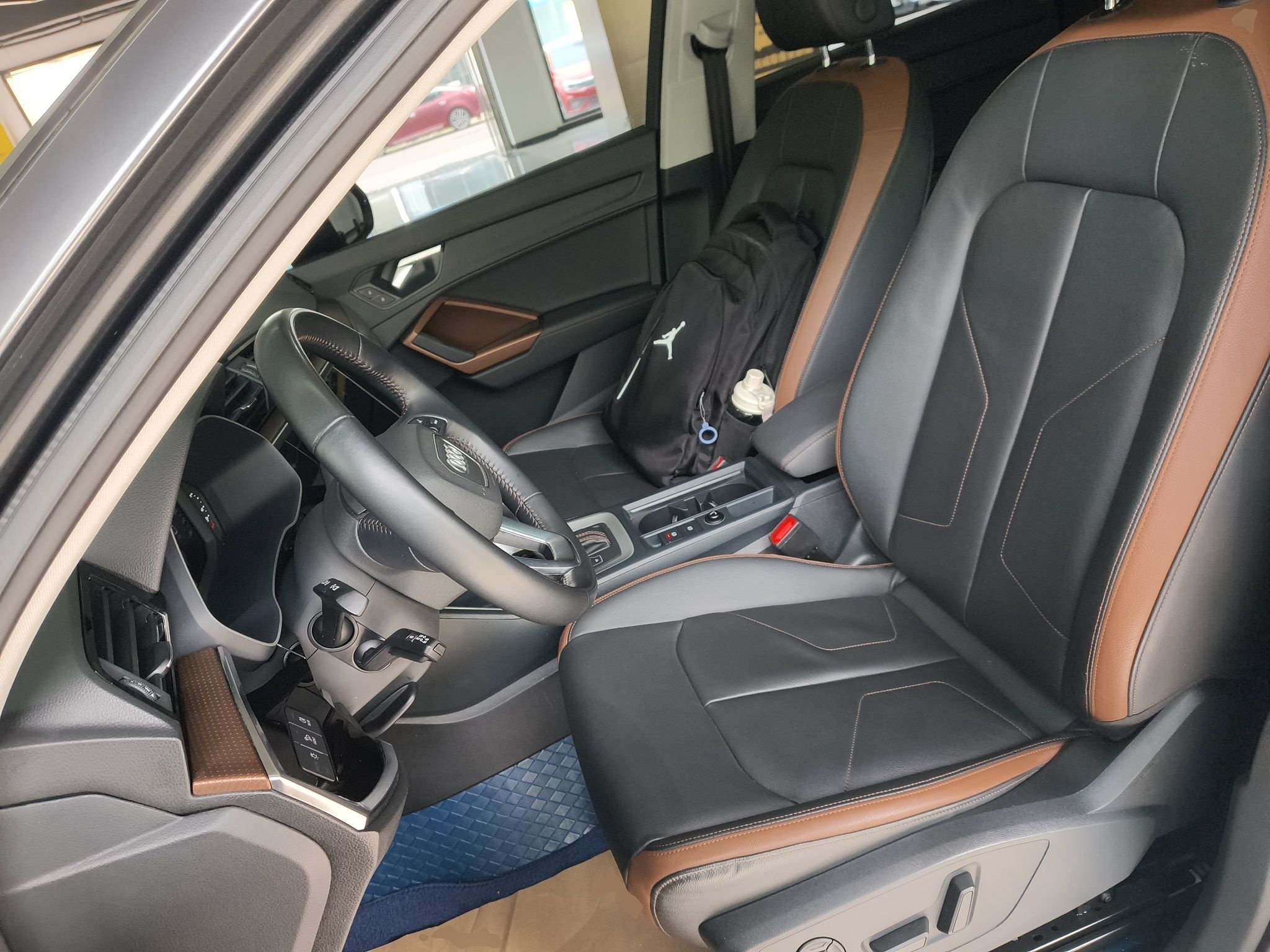 المقاعد الأمامية داخل السيارة