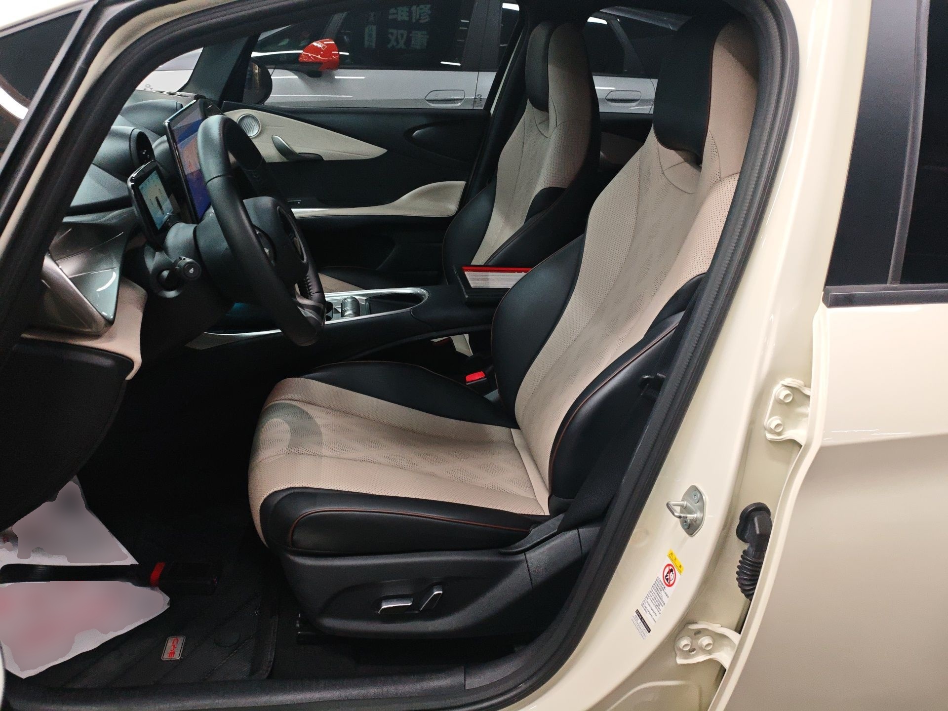 المقاعد الأمامية داخل السيارة