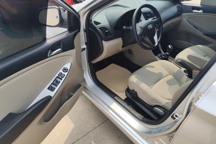 Used Hyundai Verna (older generation) 2014 1.4L Manual Top-Tier Model TOP