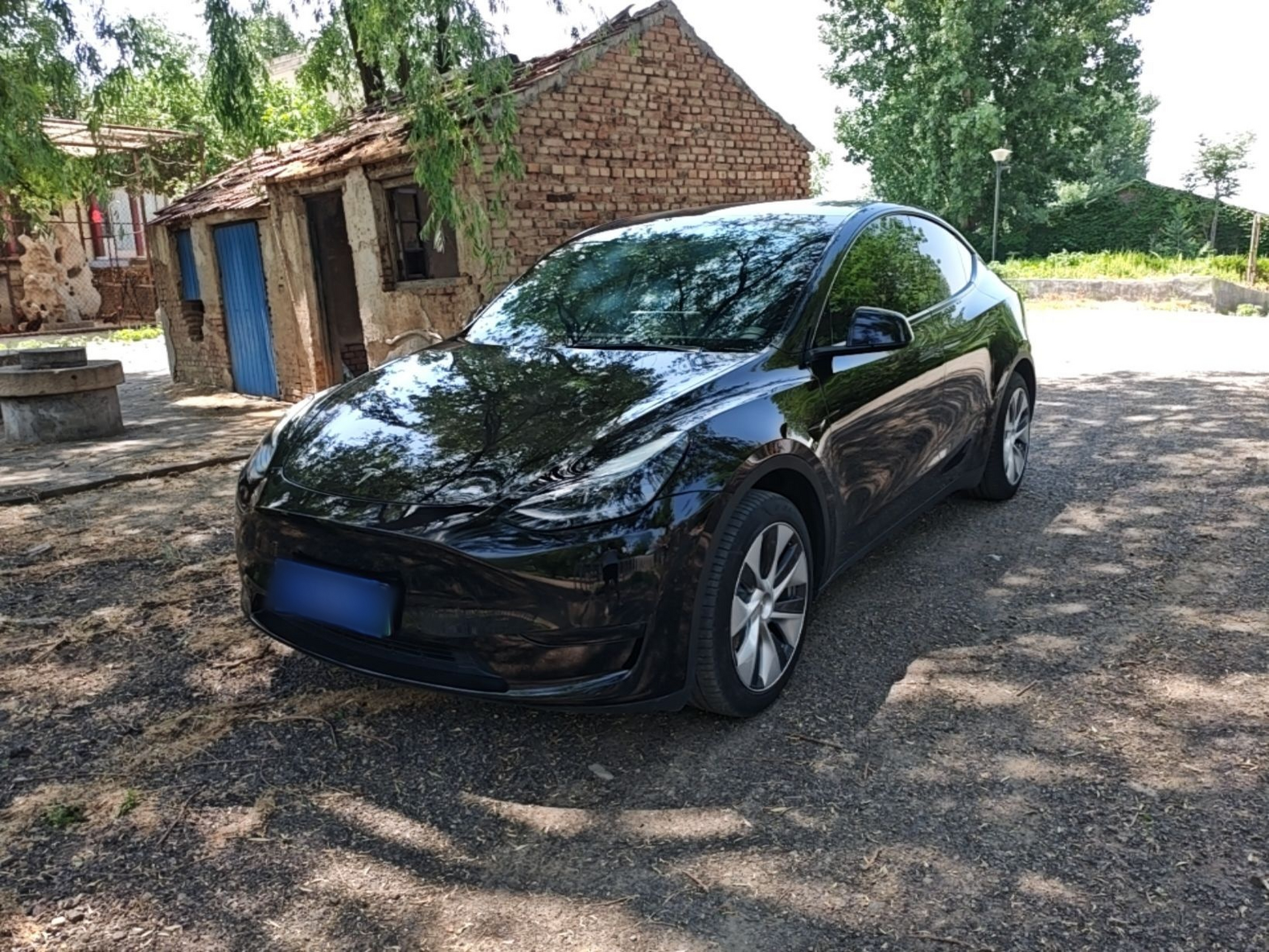 Под передней частью автомобиля