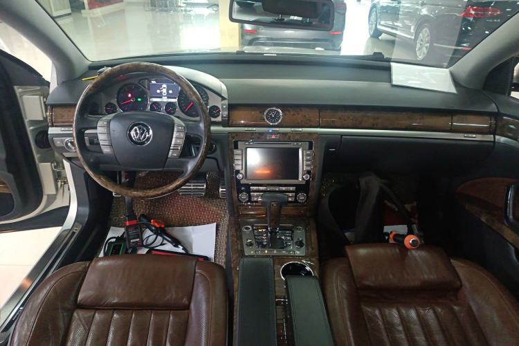 Used Volkswagen Phaeton 2011 4.2L V8 4-seat Extended-Range Individual Edition
