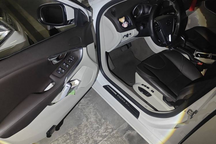 Used Volvo V40 2016 T3 Zhiyi Edition