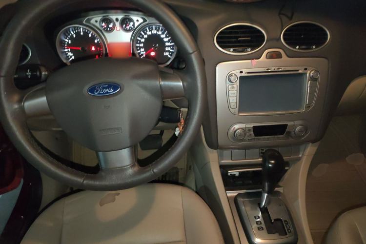 Used Ford Focus 2013 Hatchback Classic 1.8L Automatic Fashion Edition Center Console