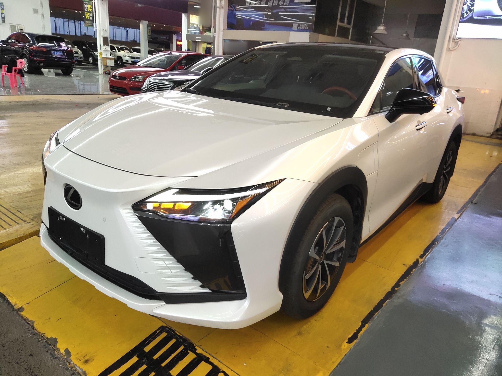 Под передней частью автомобиля