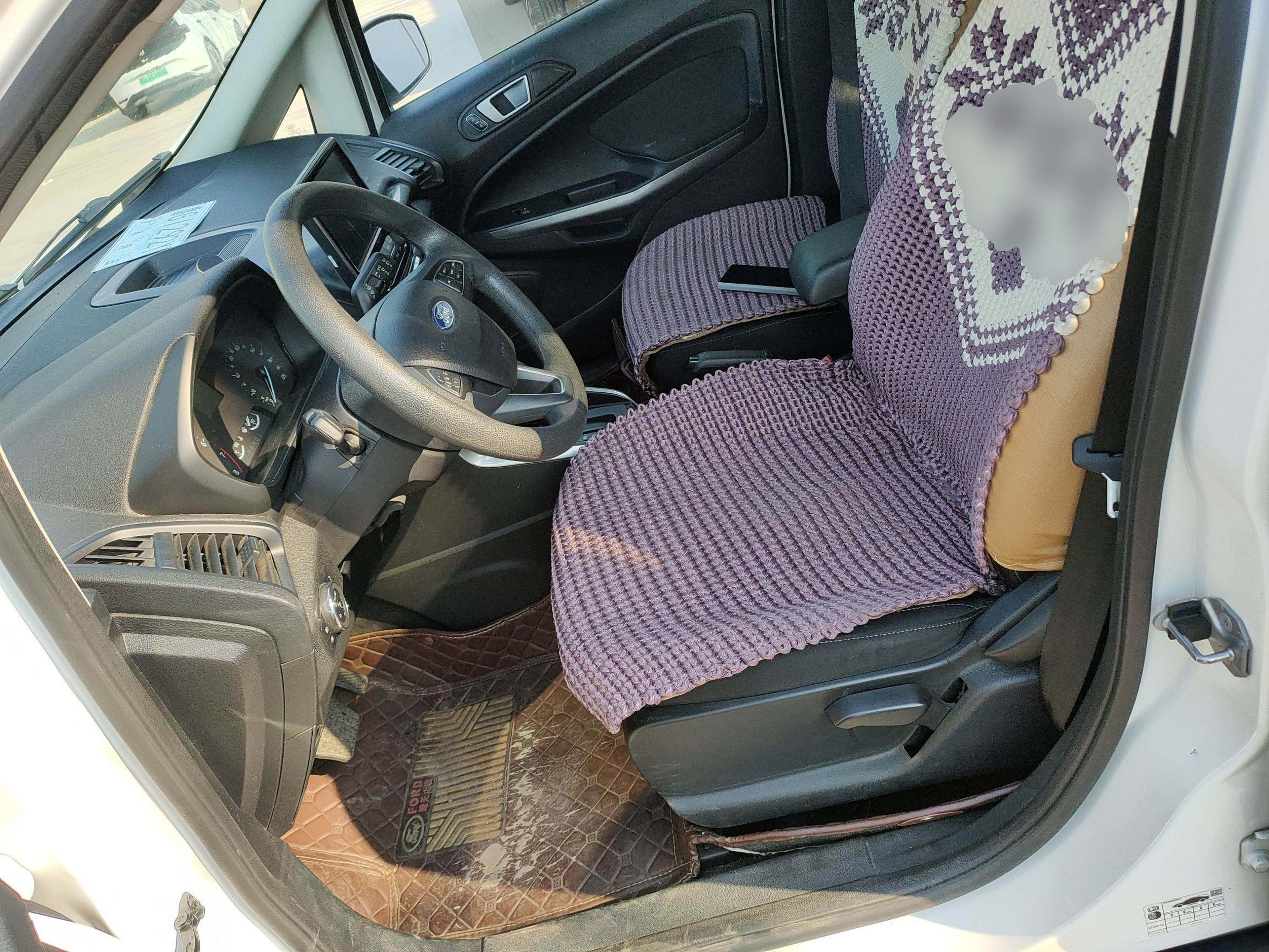 المقاعد الأمامية داخل السيارة