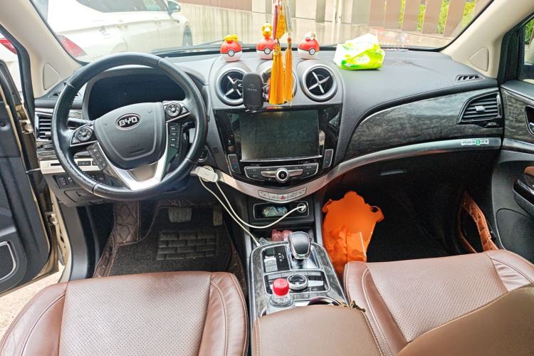Used BYD Tang New Energy 2015 2.0T Four-Wheel-Drive Flagship Model Center Console