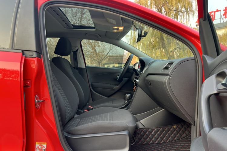 Used Volkswagen Polo 2016 1.6L Automatic Comfort Model
