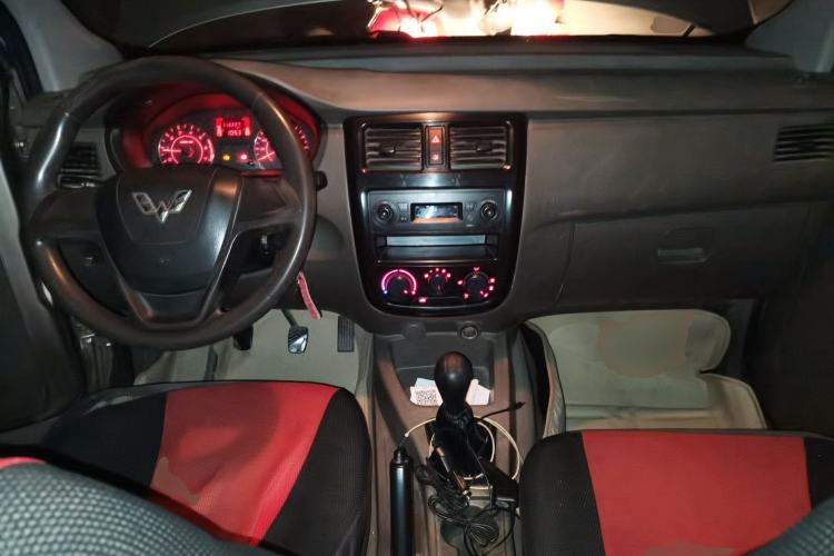 Used Wuling Rongguang V 2016 1.5L Practical Version Center Console