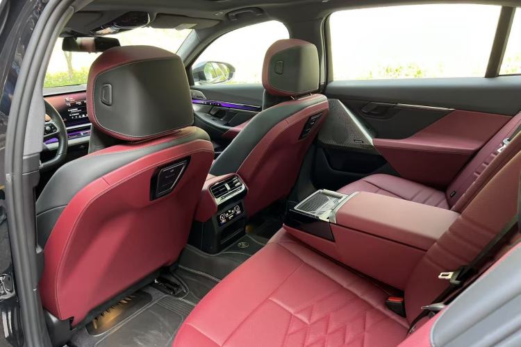 Used BMW i5 2025 eDrive 40L M Sport Package Interior 4