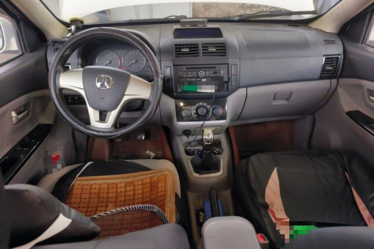 Used BAIC Weiwang M20 2014 1.5L Basic Version BJ415B Center Console