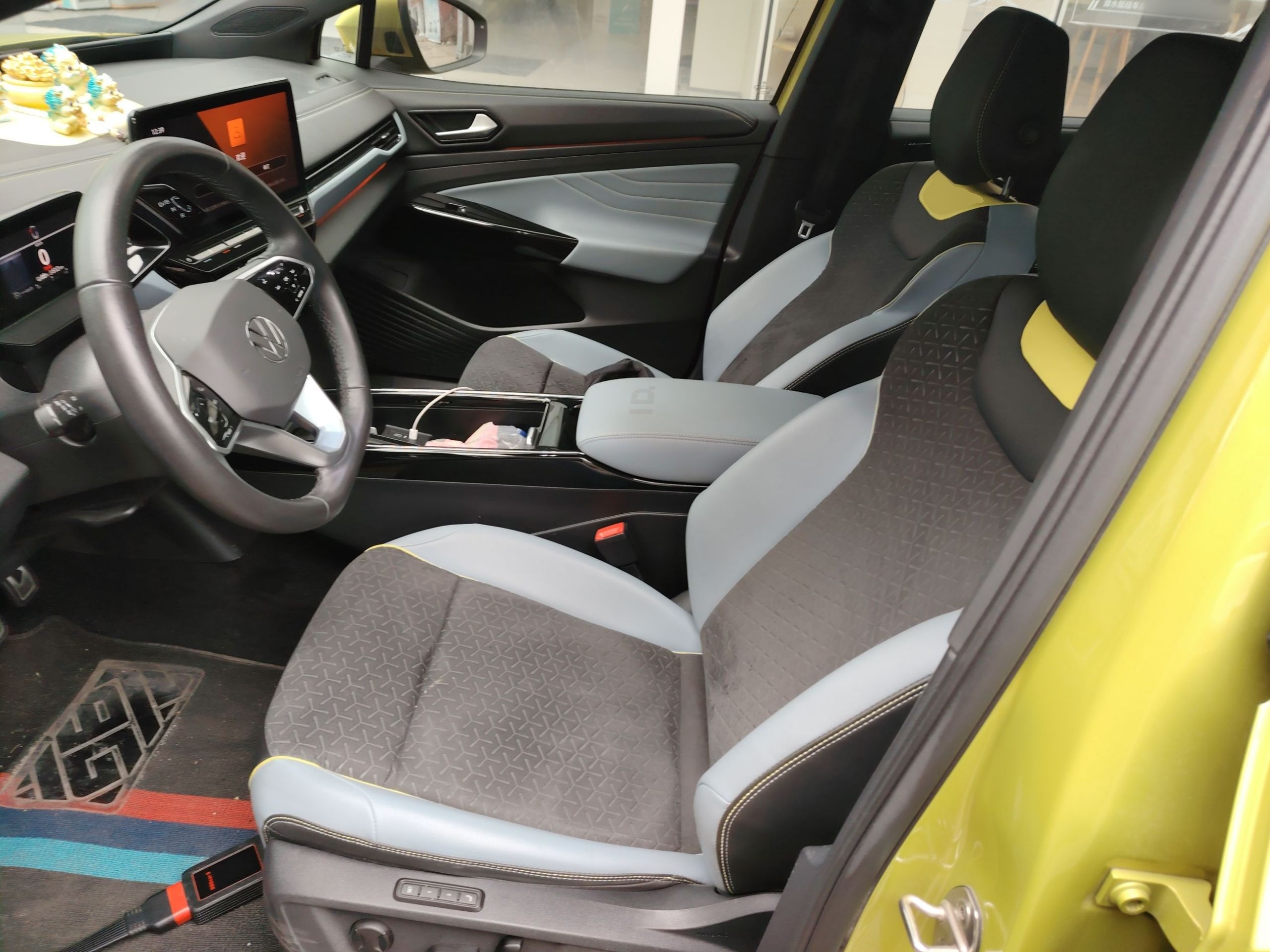 Переднее сиденье в автомобиле