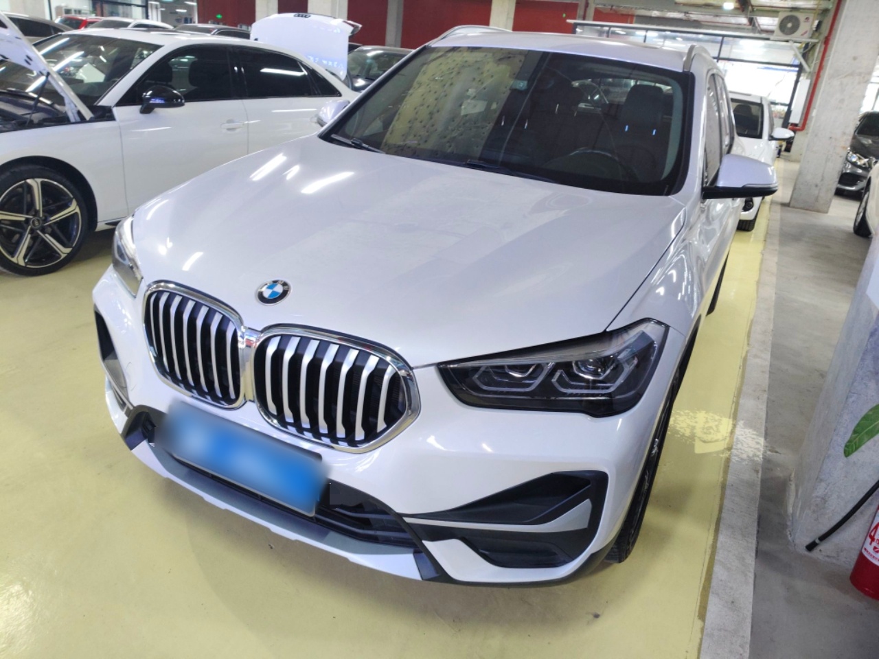 Под передней частью автомобиля