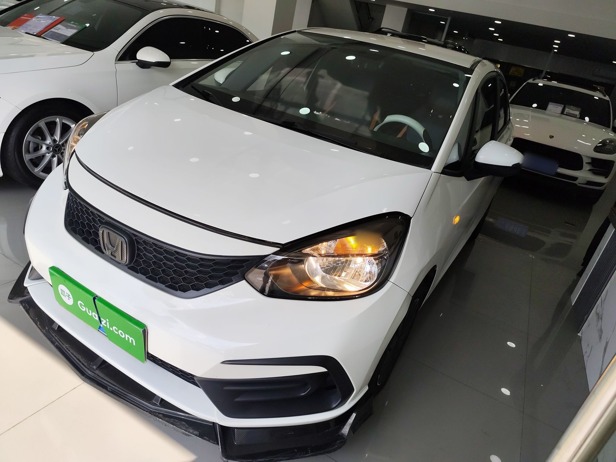 تحت مقدمة السيارة