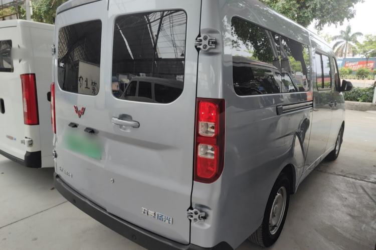 Used Wuling Yangguang 2024 300KM Comfort Version Passenger Van 75kW Rear Right 45 Deg