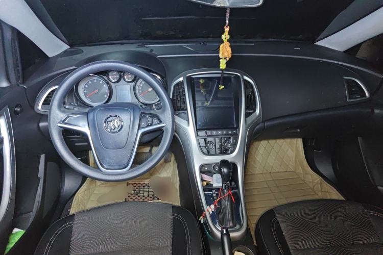 Used Buick GT 2013 XT 1.6L Automatic Fashion Edition Center Console