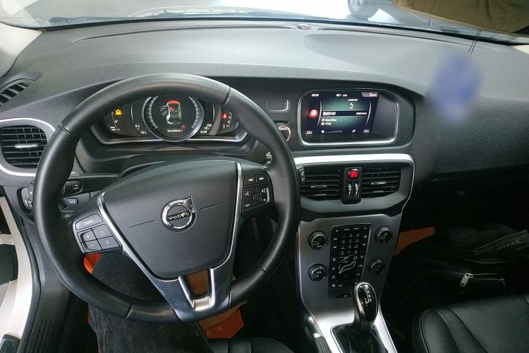 Used Volvo V40 2018 T3 Zhiyi Edition
