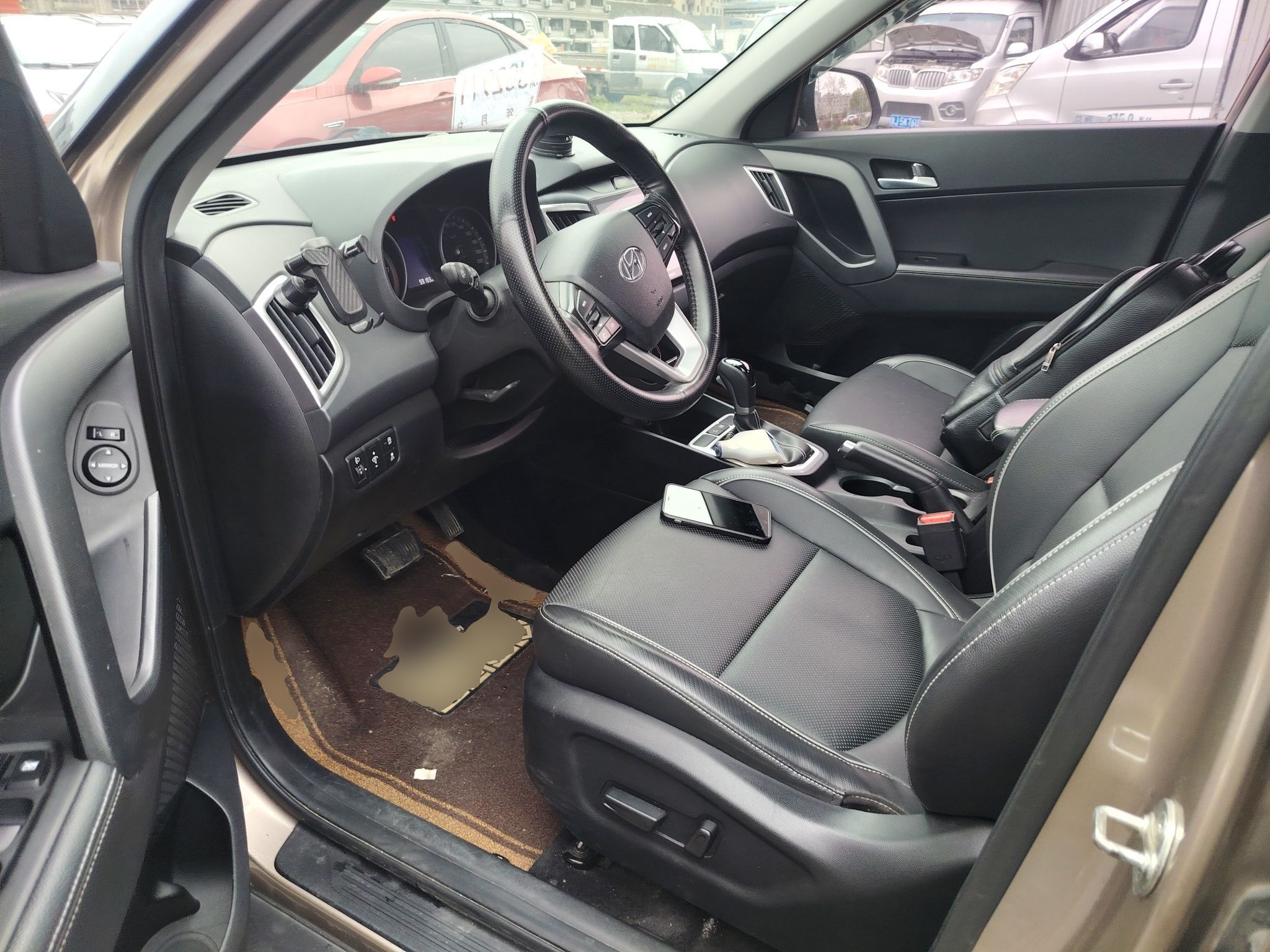 Переднее сиденье в автомобиле