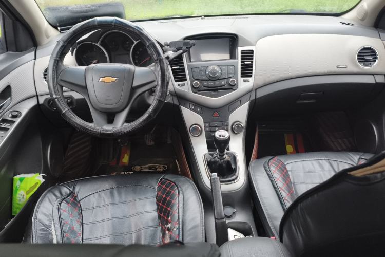 Used Chevrolet Cruze 2013 1.6L SL Sunroof Edition MT Center Console