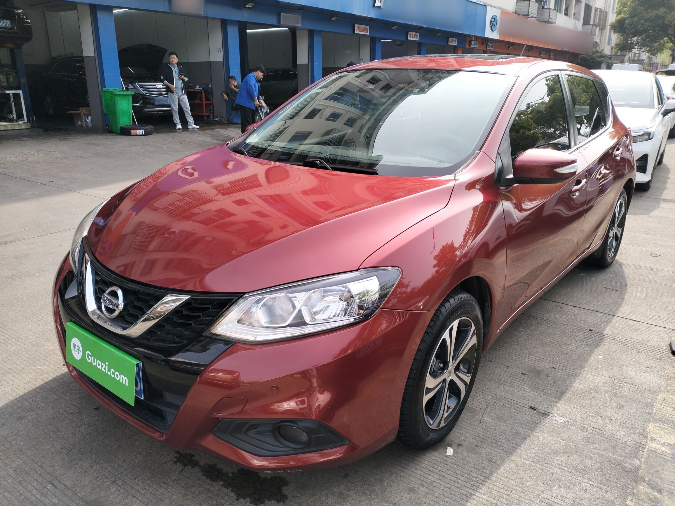 تحت مقدمة السيارة