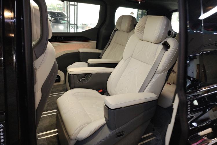 Used Zeekr 009 2024 7-Seater Walk-Through Version Four-Wheel Drive 108 kWh Left Rear Seat