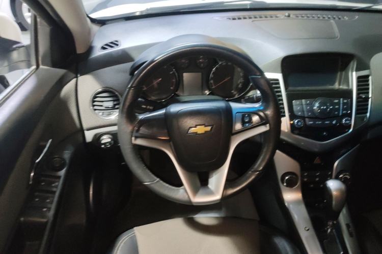 Used Chevrolet Cruze 2013 Hatchback 1.6T Automatic Flagship Model Steering Wheel