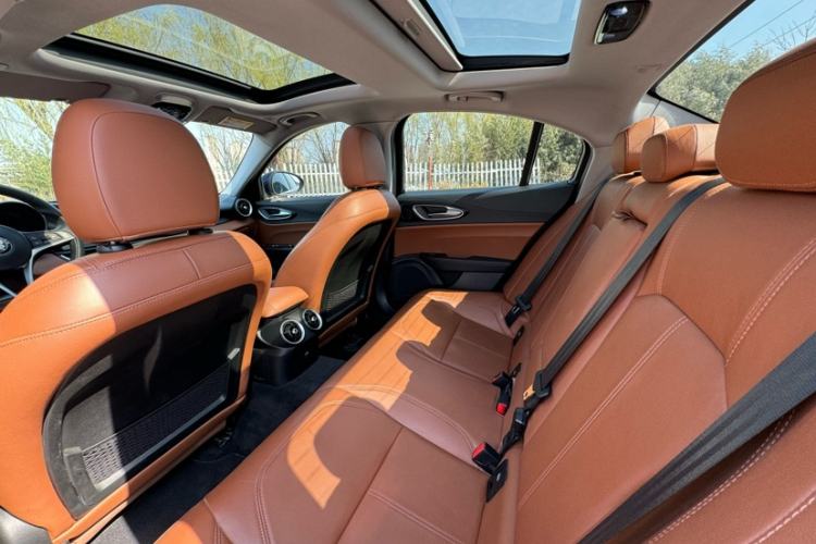 Used Alfa Romeo Giulia 2017 2.0T 200HP Luxury Edition
