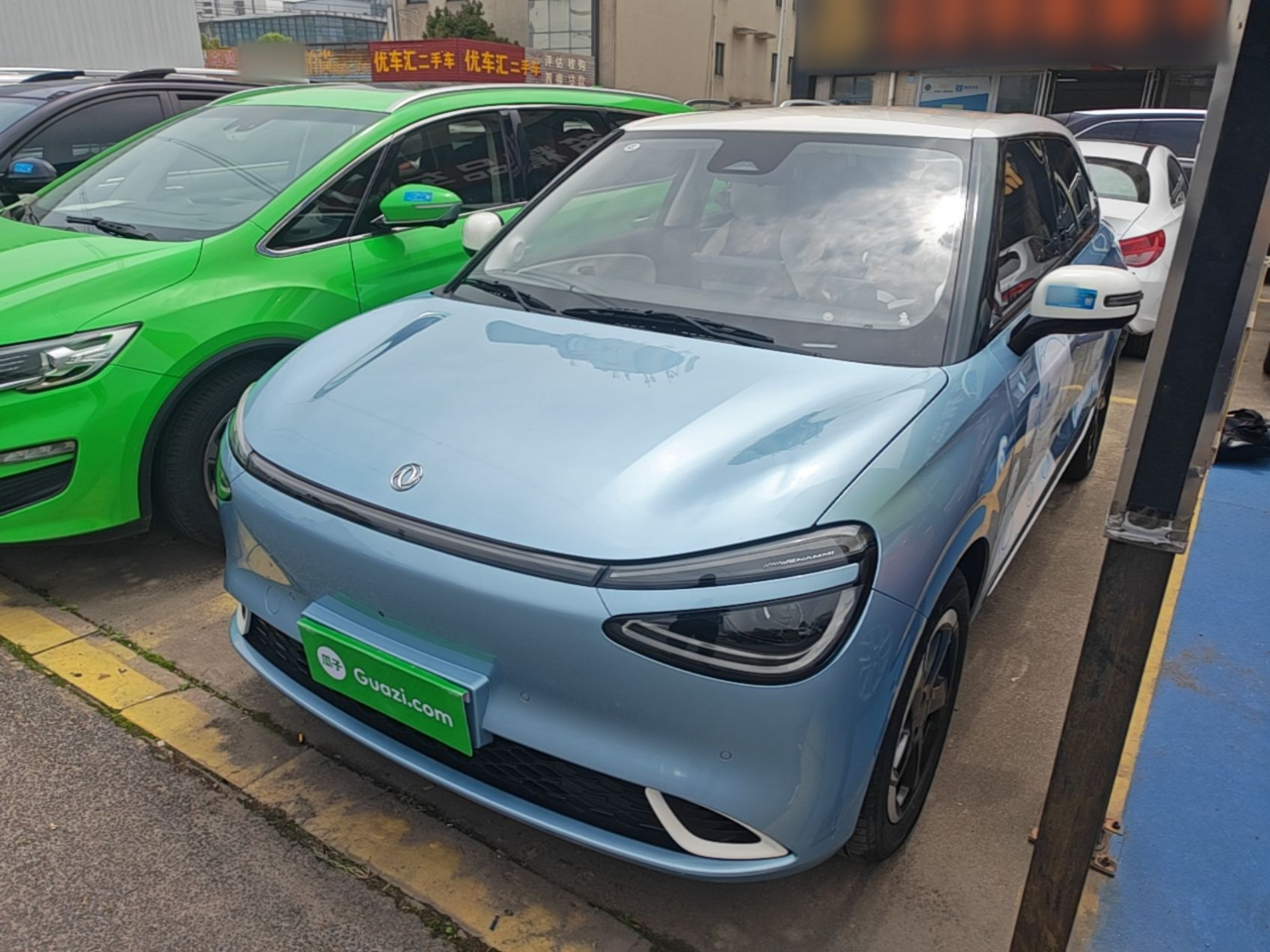 تحت مقدمة السيارة