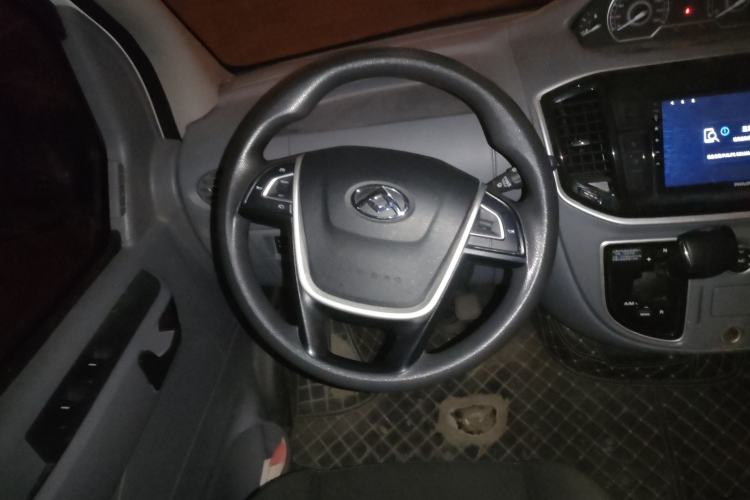 Used SAIC MAXUS Xintu V80 2023 2.0T AMT Classic Aoyuntong Short Wheelbase Mid-Roof 5/6-Seater Steering Wheel