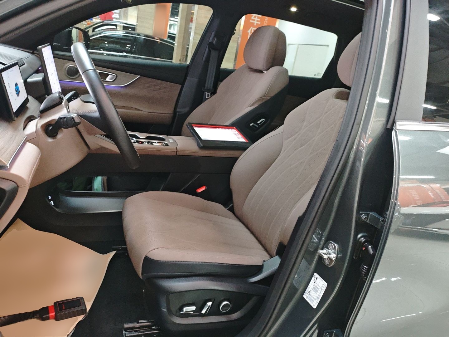 المقاعد الأمامية داخل السيارة