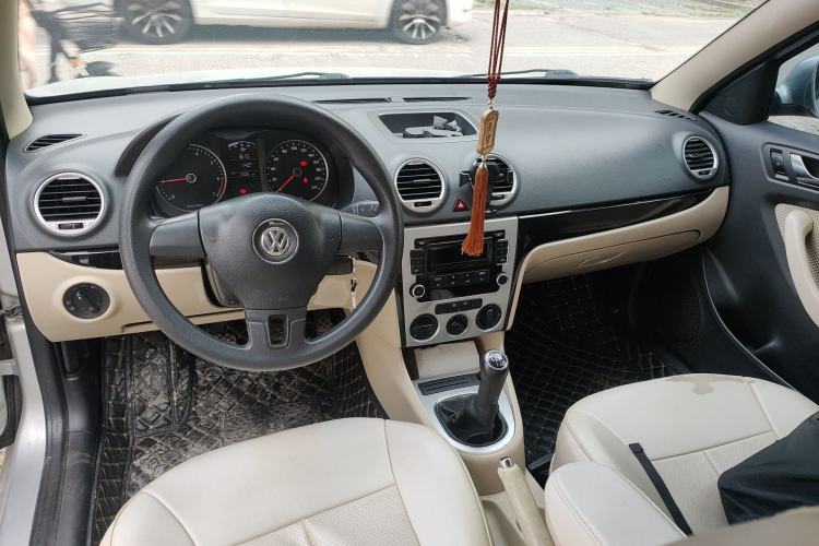 Used Volkswagen Lavida 2011 1.6L Manual Joy Version Center Console