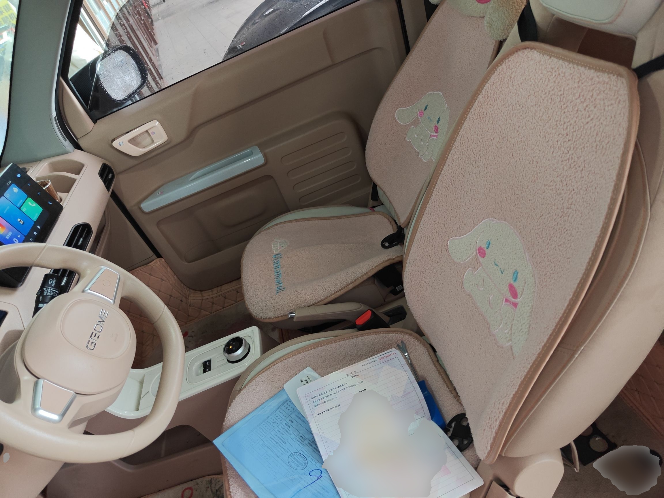 المقاعد الأمامية داخل السيارة