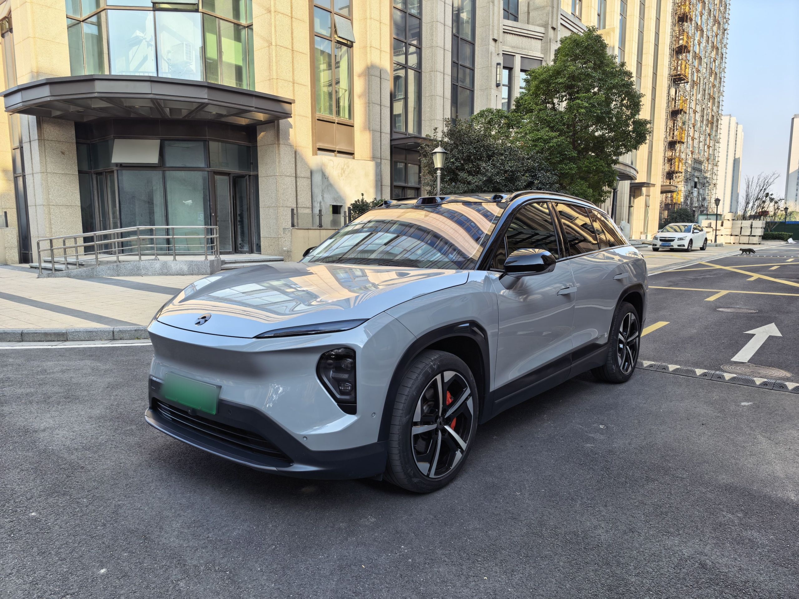 Под передней частью автомобиля