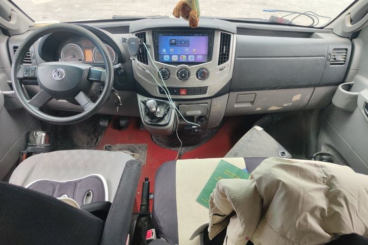 Used Dongfeng Yufeng 2018 2.5T Logistics Vehicle A100 Long Wheelbase High Roof 5-9 Seater China V Emission Standard ZD25 Center Console