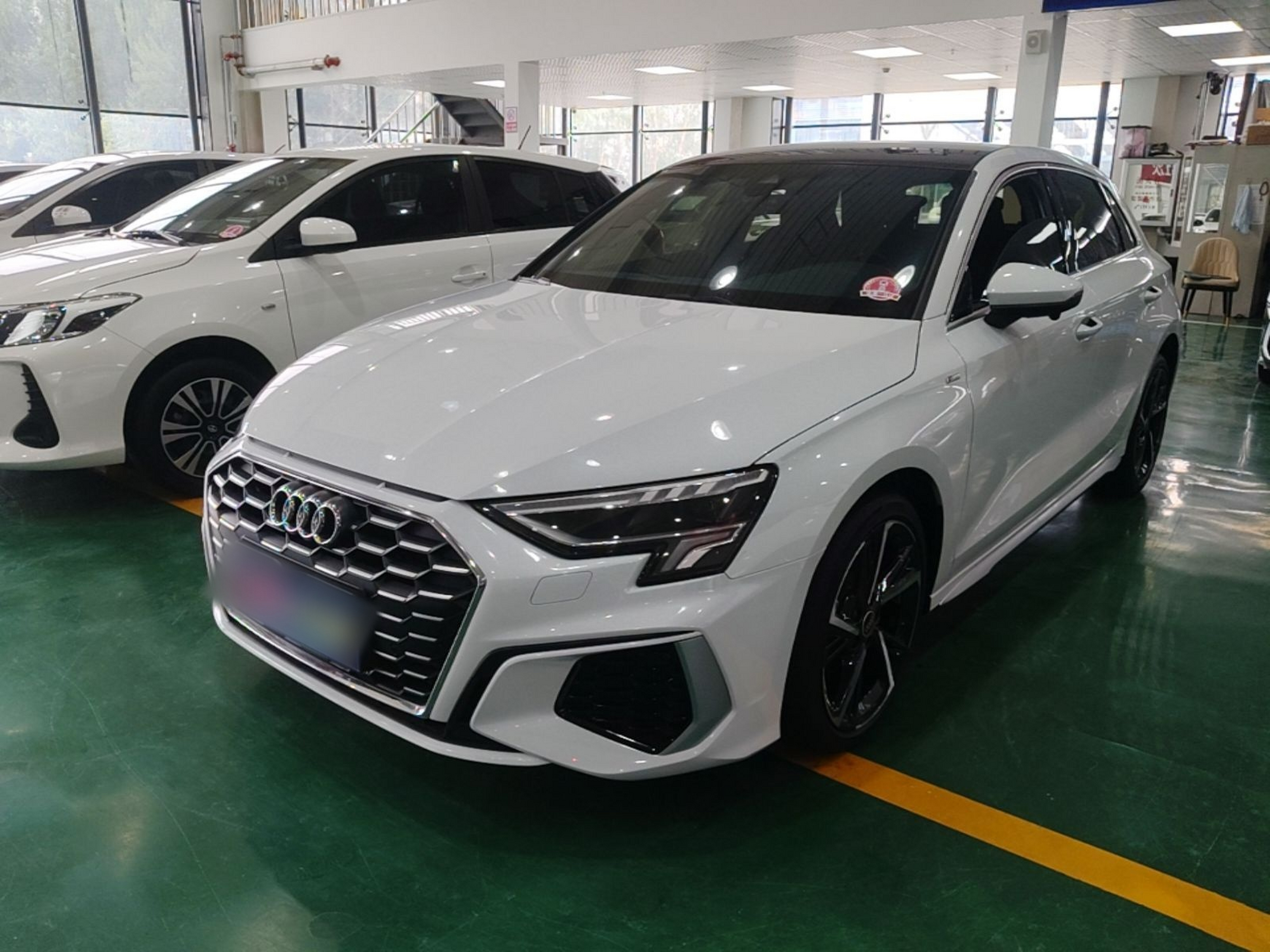 Под передней частью автомобиля