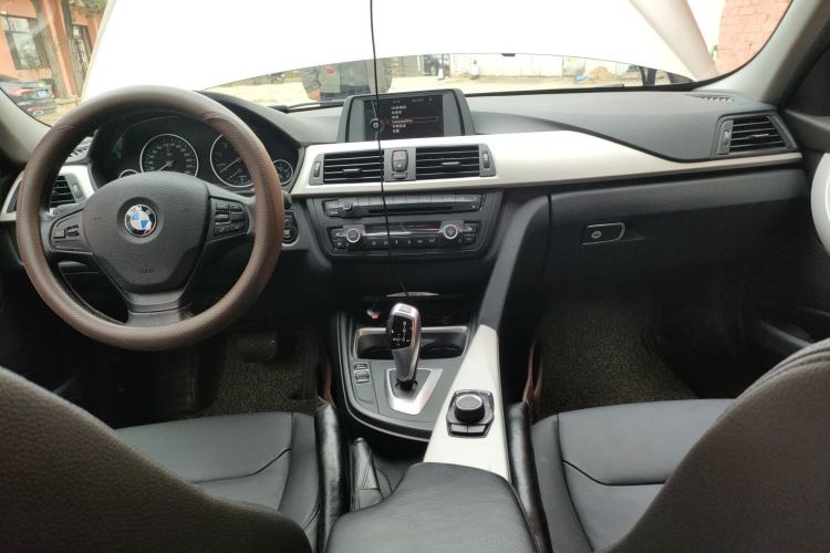 Used BMW 3 Series 2013 320i Sport Edition Center Console